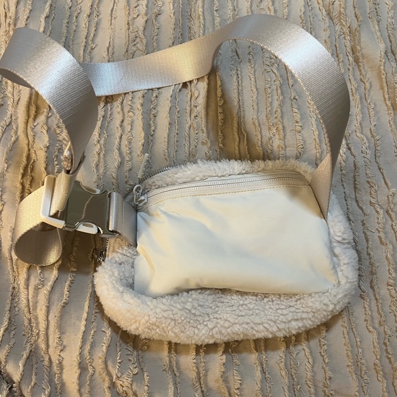 Authentic Lulu Lemon  Sherpa everywhere belt bag , with bunny design . - Picture 7 of 9